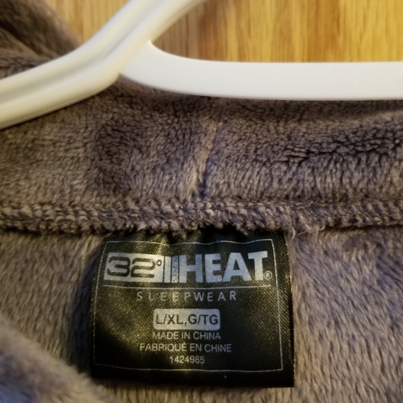 32 degrees brand plush grey colored hooded sleepwear lounger, size LG/XL - Picture 3 of 3